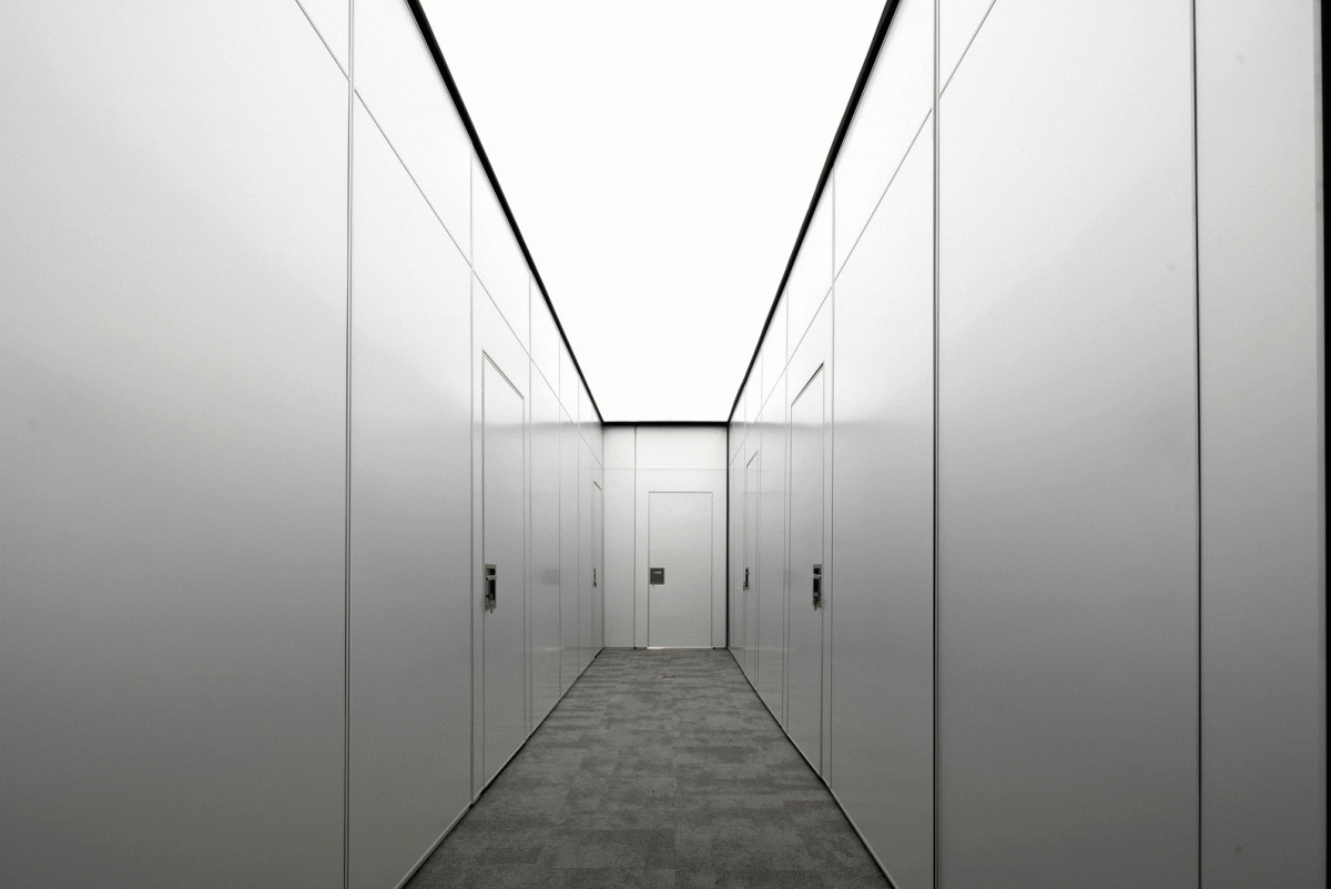 辦公室裝修設(shè)計(jì)效果會(huì)議室黑白色調(diào)現(xiàn)代簡(jiǎn)約風(fēng)天花通體燈飾圖