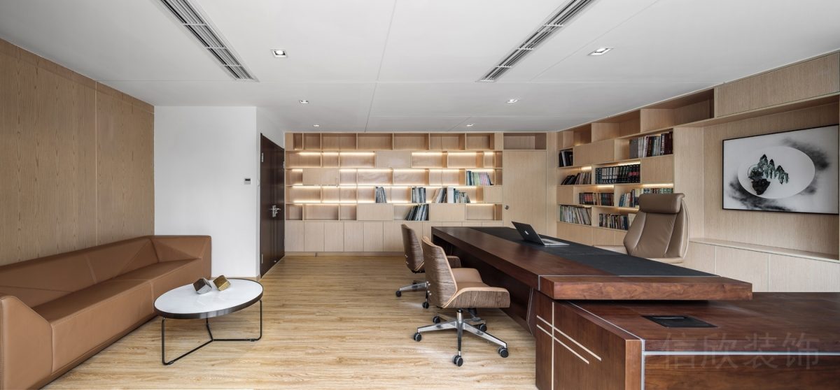 辦公室裝修設(shè)計(jì)效果木飾面新中式老板辦公室效果內(nèi)嵌式多功能木質(zhì)墻體收納柜設(shè)計(jì)