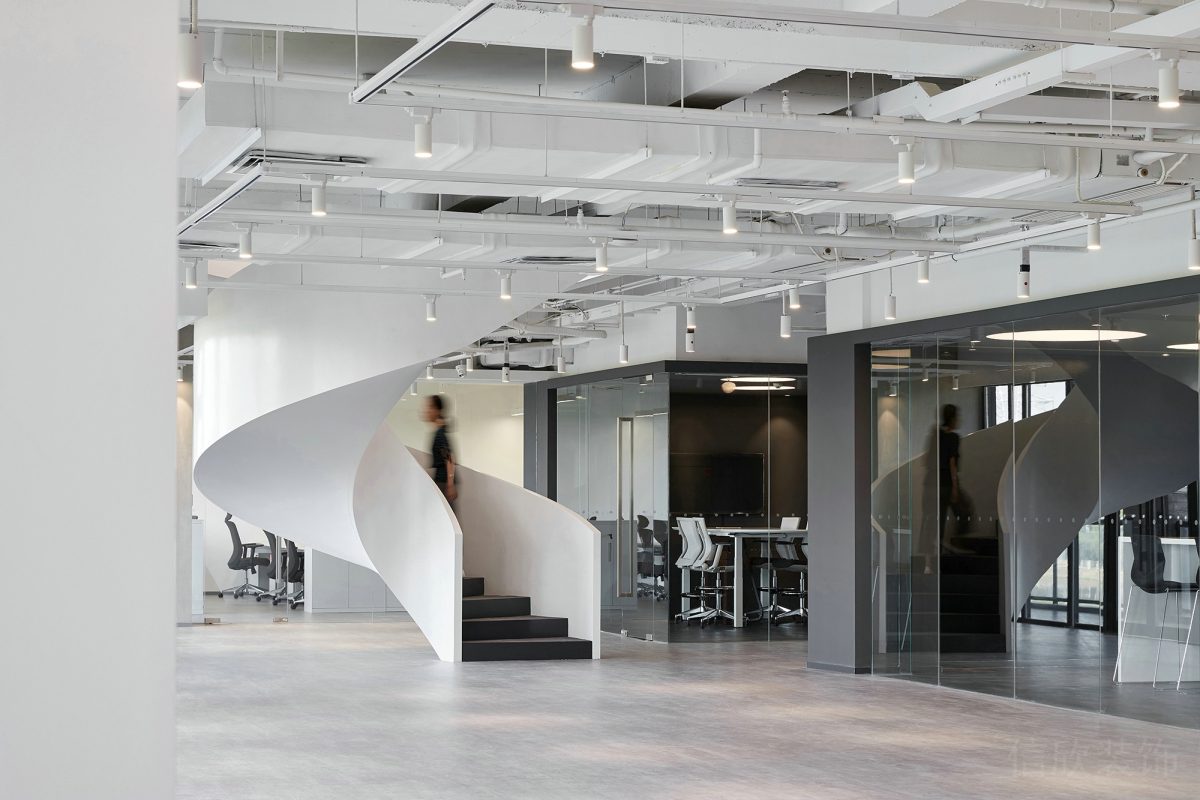 玻璃隔斷辦公室裝修設計黑白色調現代工業風設計圖樓梯效果