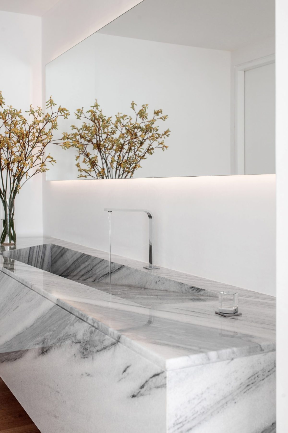 深圳辦公室裝修設(shè)計衛(wèi)生間大理石高端意大利進口定制設(shè)計一體式斜面洗手池設(shè)計鏡面效果