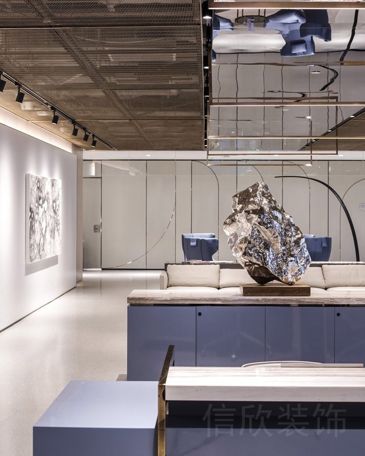 現(xiàn)代簡約風(fēng)辦公室裝修設(shè)計(jì)效果半墻藍(lán)色多功能收納柜效果圖