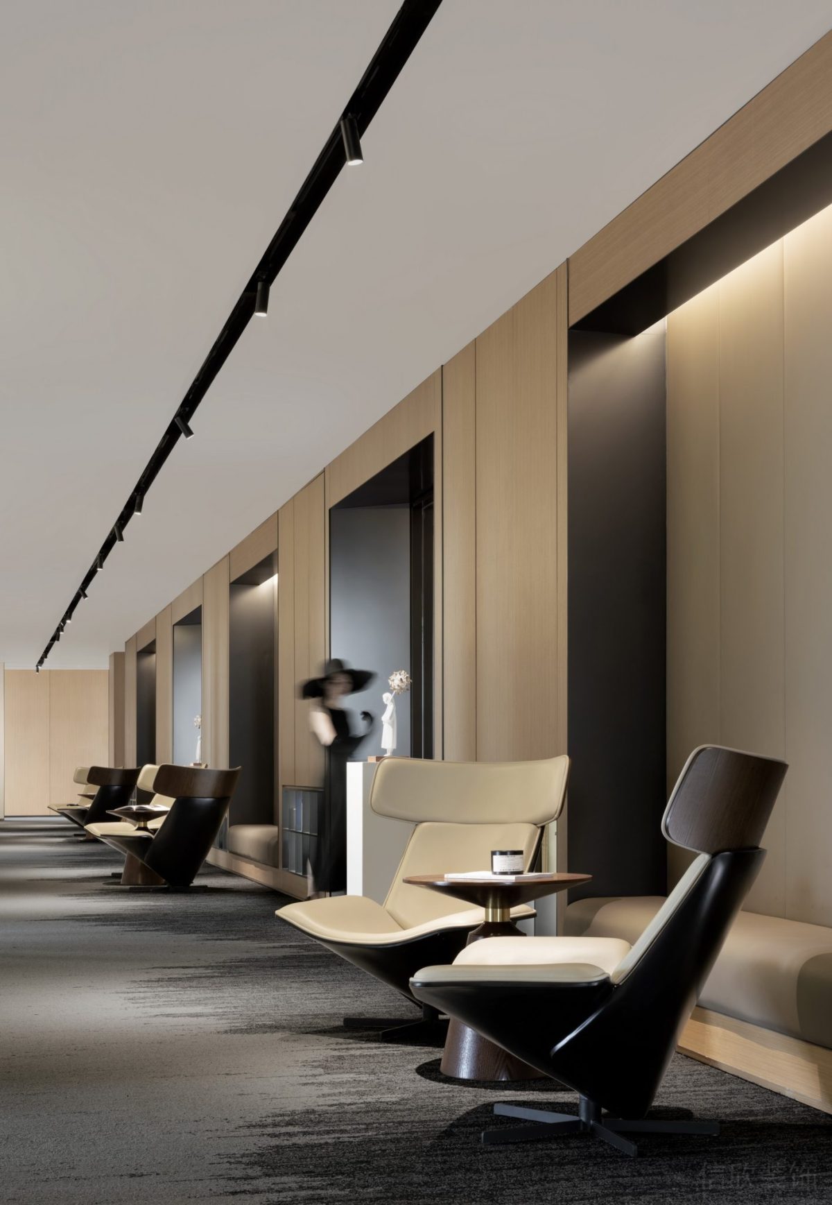 原木風(fēng)辦公室裝修設(shè)計(jì)棕色休息區(qū)裝修效果圖木質(zhì)墻體地毯過道