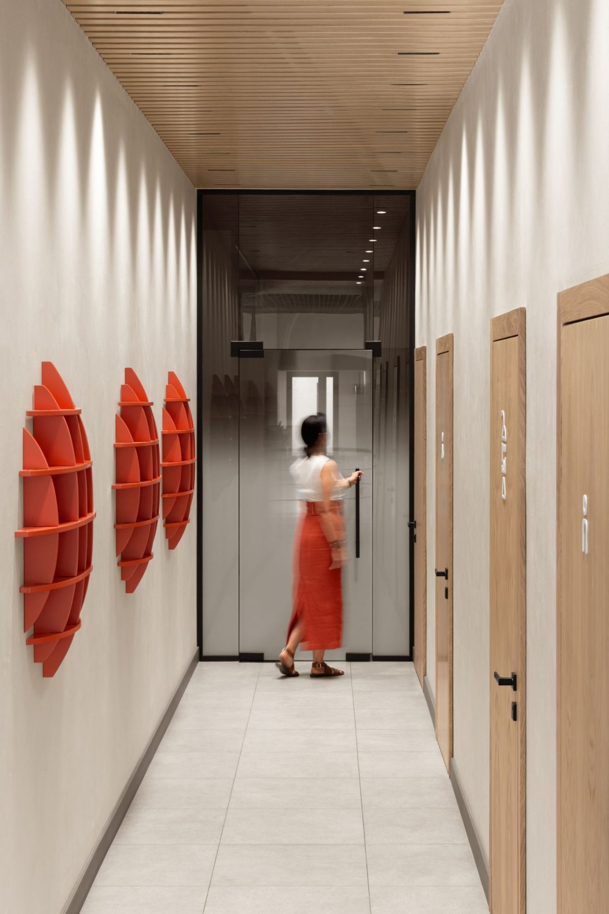 辦公室過道墻面紅色展架