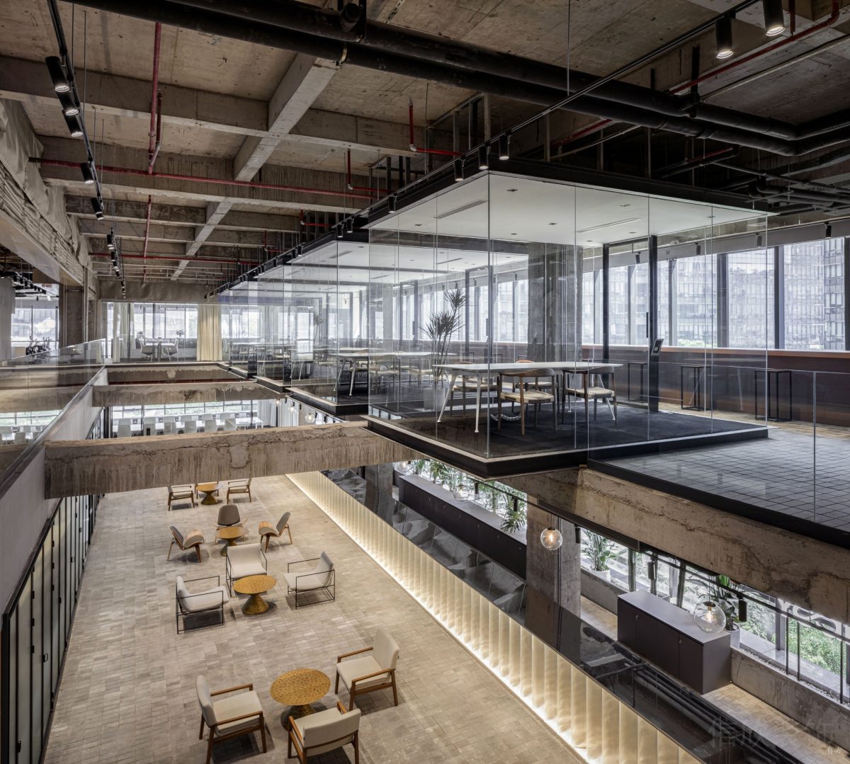 極致省錢辦公室裝修會客區，舊磚鋪地，白色光影欄桿